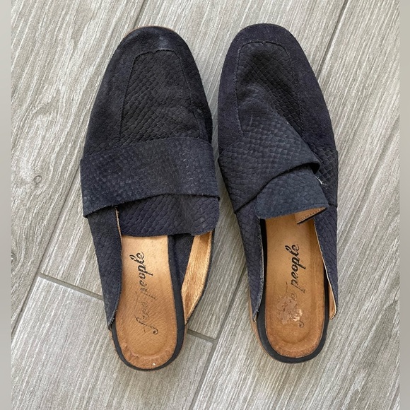 Free People| Black leather mules/clogs•••Essential flats, size 7.5/38, Slip-on - Picture 4 of 9